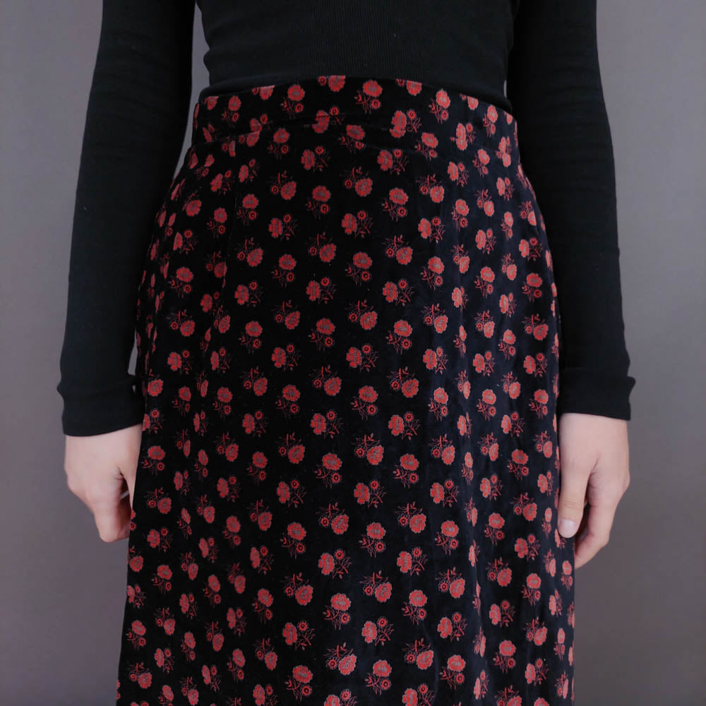 VIN-SKI-33273 Vintage βελουτέ φούστα μαύρη με λουλούδια S