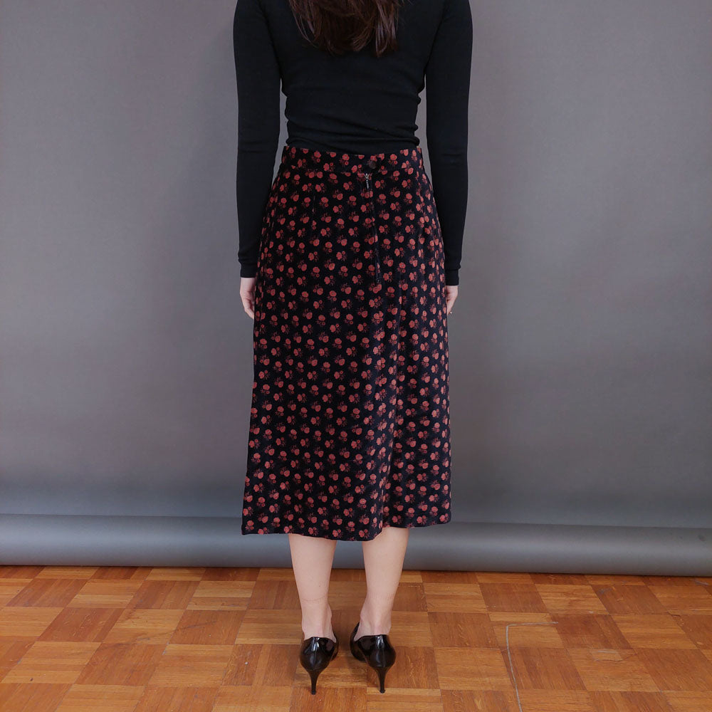 VIN-SKI-33273 Vintage βελουτέ φούστα μαύρη με λουλούδια S